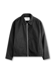 ブラックのショート丈コットンジップジャケット、レギュラーカラー、フロント金属ジップと斜めポケット付き