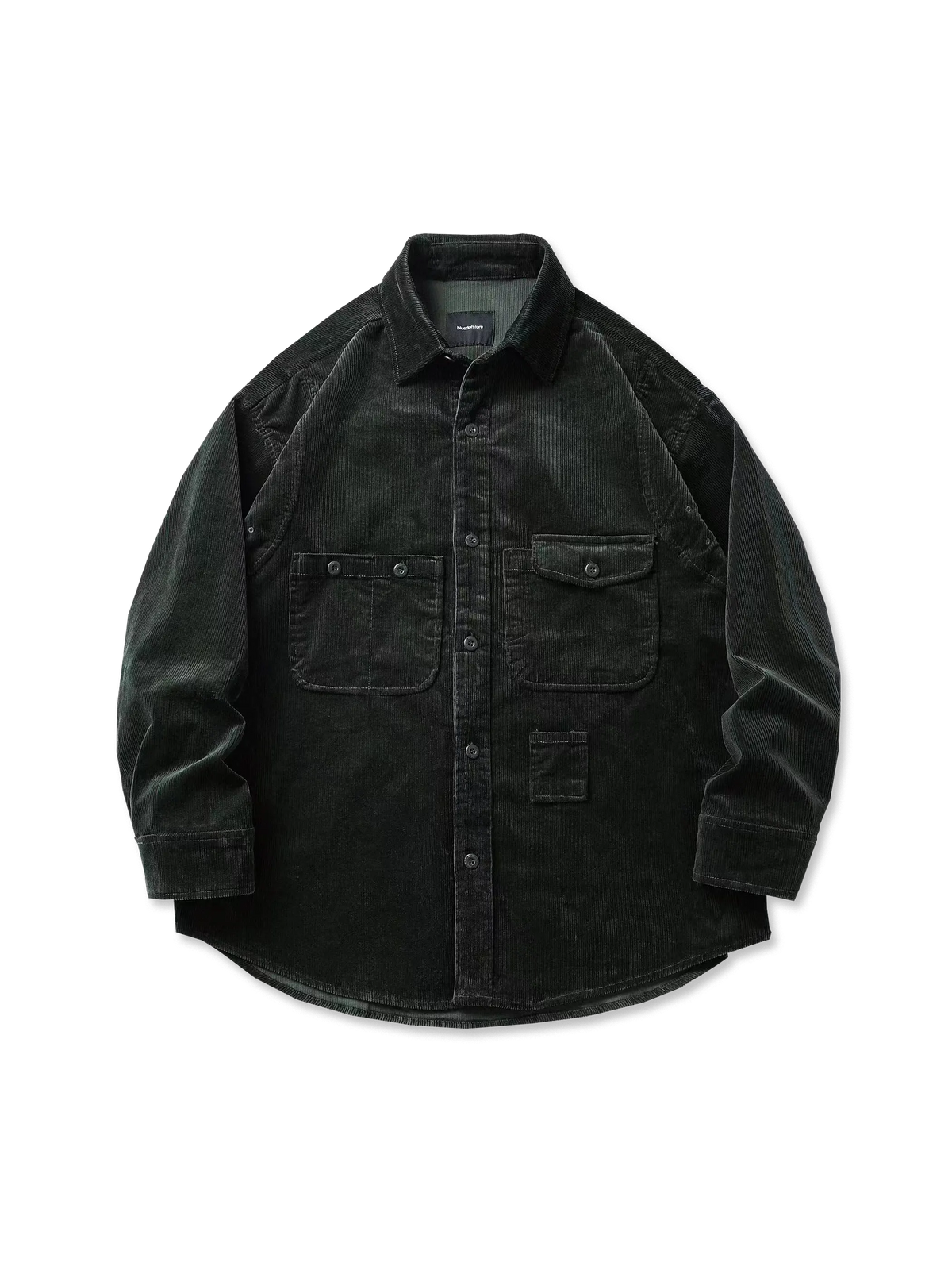 厚手のコーデュロイ素材を使用した多ポケットワークシャツジャケット。ゆったりしたシルエットと立体的なポケットデザインが特徴。
