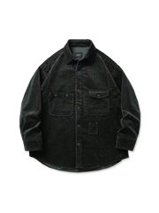 厚手のコーデュロイ素材を使用した多ポケットワークシャツジャケット。ゆったりしたシルエットと立体的なポケットデザインが特徴。