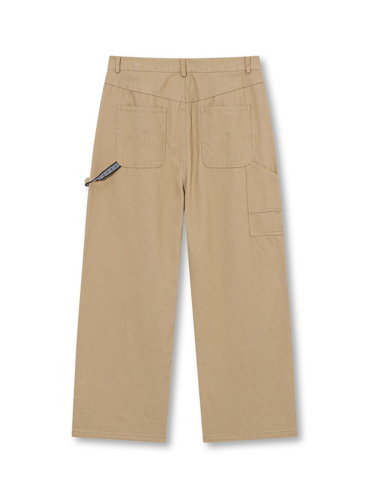 360gヘビーコットン素材の水洗い加工が特徴のワークパンツ、自然な色ムラとミニマルブランドタグ付き