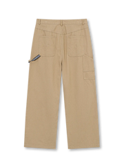 360gヘビーコットン素材の水洗い加工が特徴のワークパンツ、自然な色ムラとミニマルブランドタグ付き