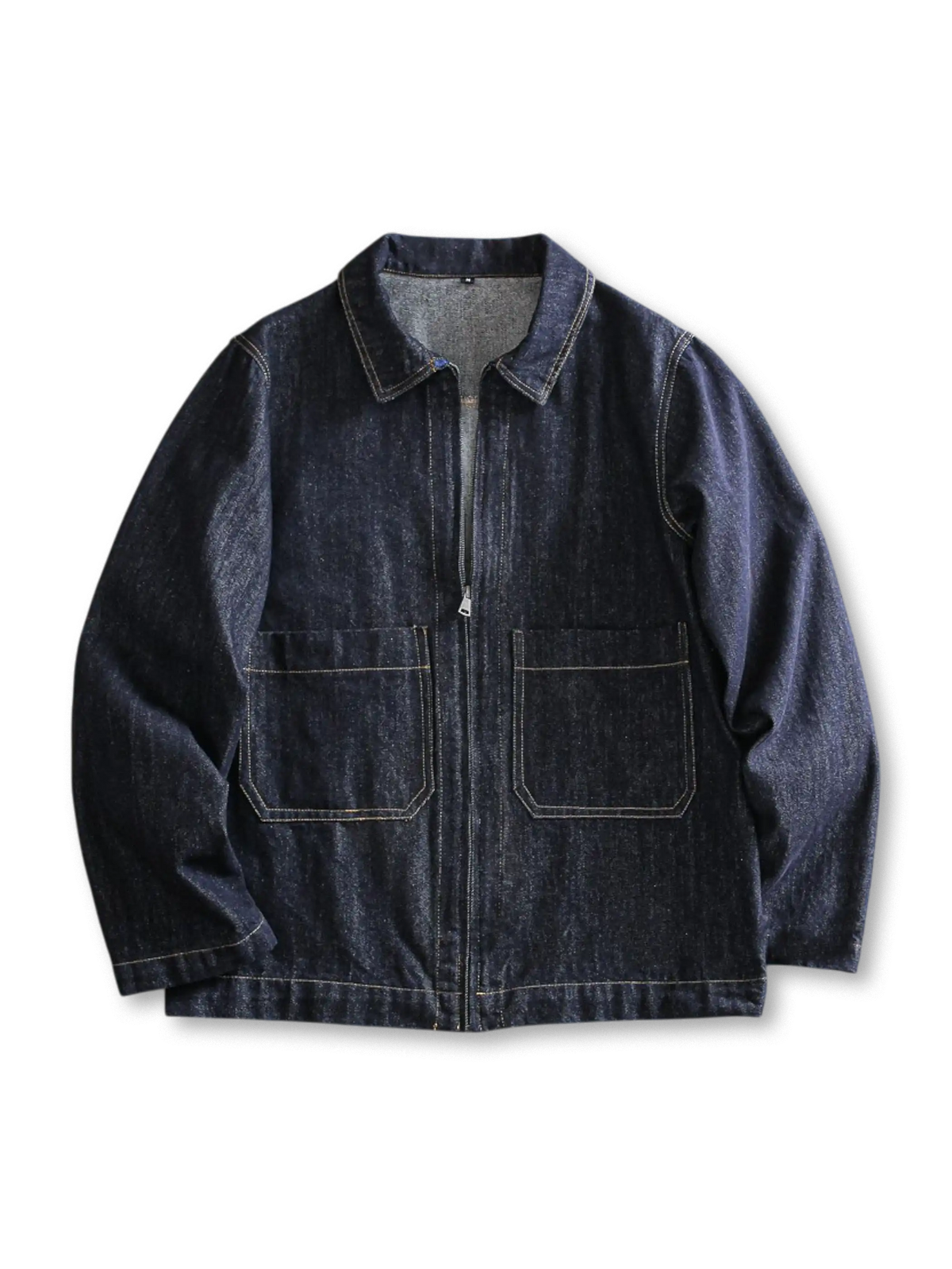 ウォッシュ加工と大容量ポケットが特徴のヴィンテージ風デニムワークジャケット。春先にぴったりの快適さ。