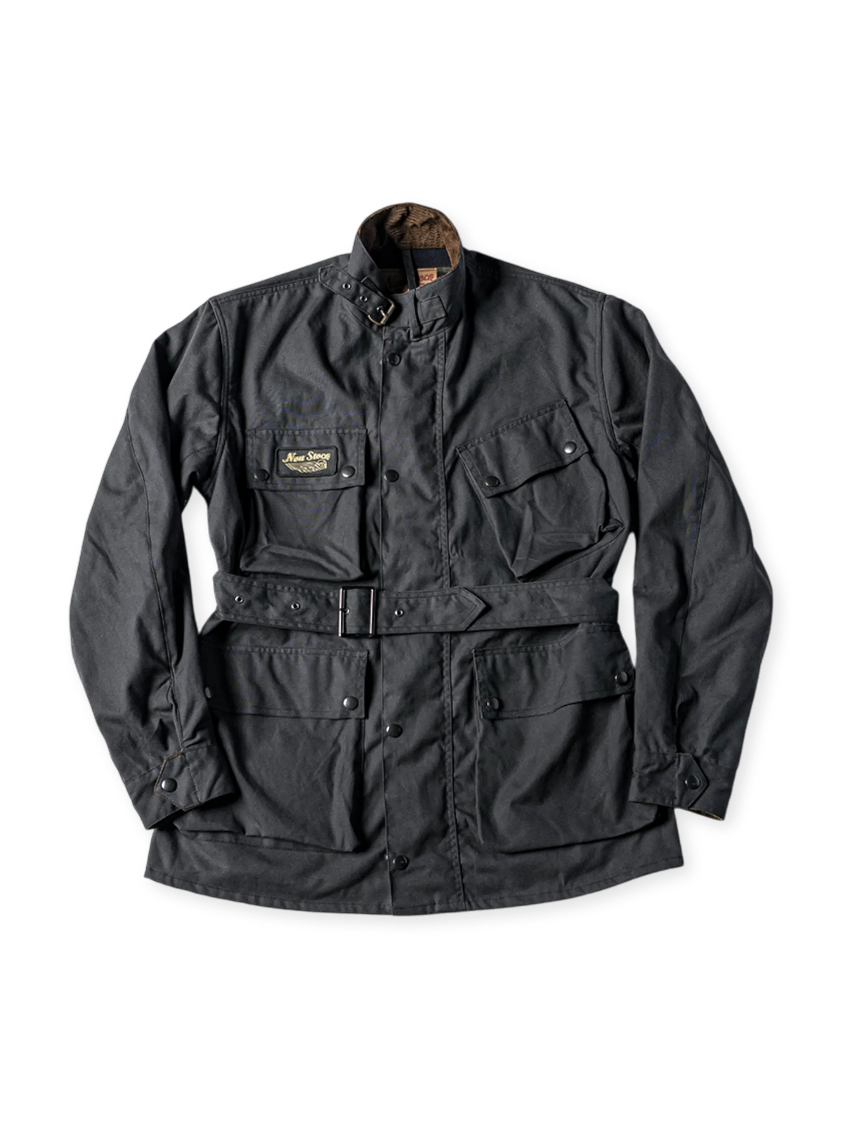 オイルワックス加工が施された防水・防風性のある9オンスコットンジャケット。色糸ストライプの起毛裏地と大容量ポケットが特徴。