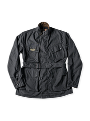 オイルワックス加工が施された防水・防風性のある9オンスコットンジャケット。色糸ストライプの起毛裏地と大容量ポケットが特徴。