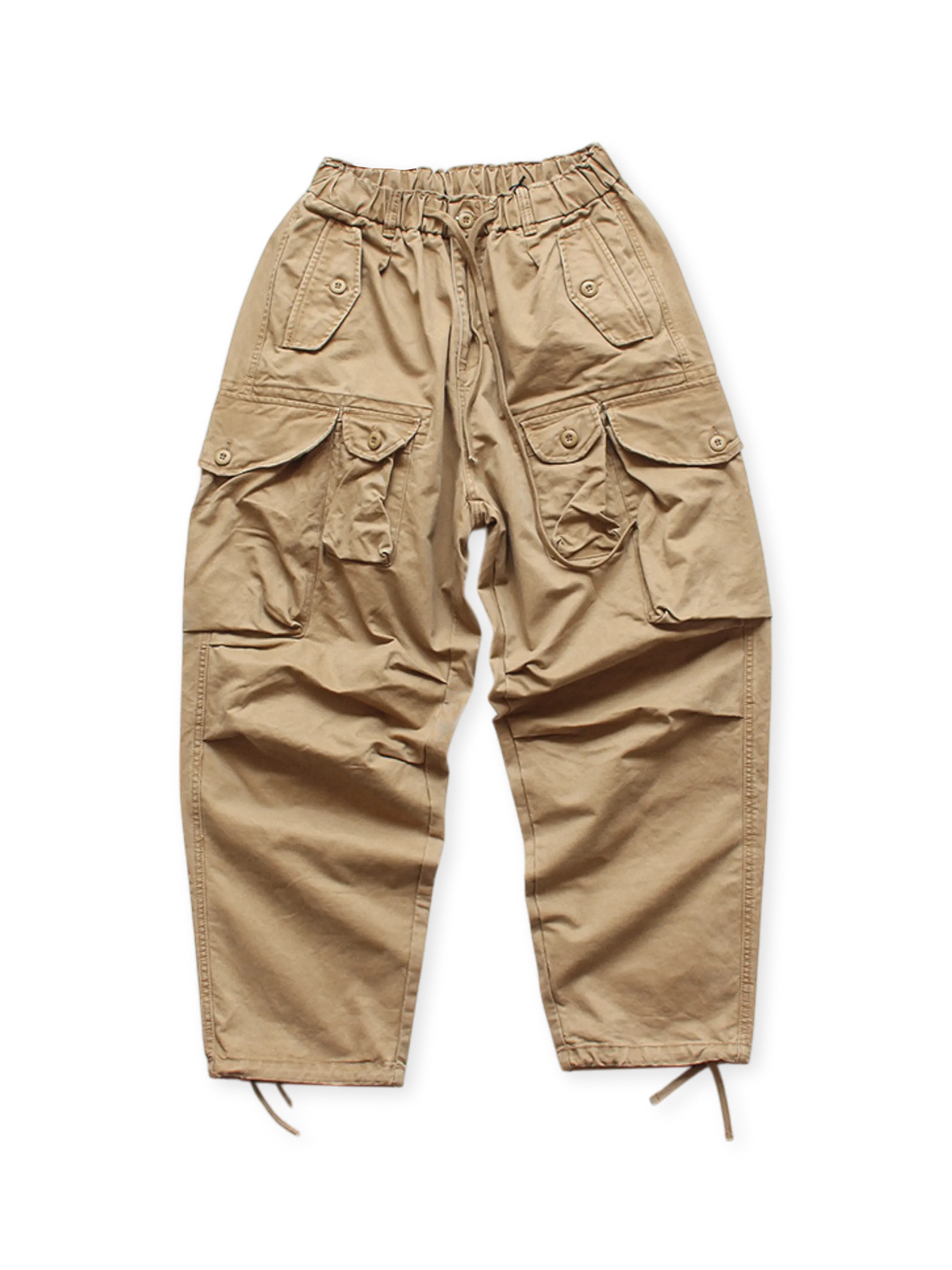 ヘビーワッシュ加工を施した厚手コットン素材のルーズフィットマルチポケットワークパンツ。