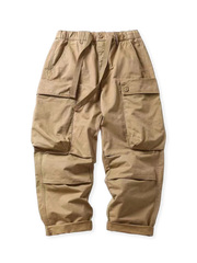 ヘビーウェイトコットンツイル生地にウォッシュ加工を施した4色展開のルーズフィット微テーパードワークパンツ。