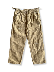 ヘビーウォッシュ加工ヘリンボーン柄ワークパンツの全体正面画像、調節バックルとパッチワークディテール。