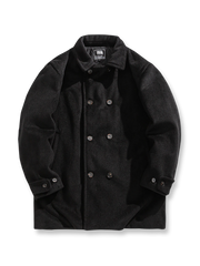 ダブルブレストデザインが特徴の厚手ウールコート。