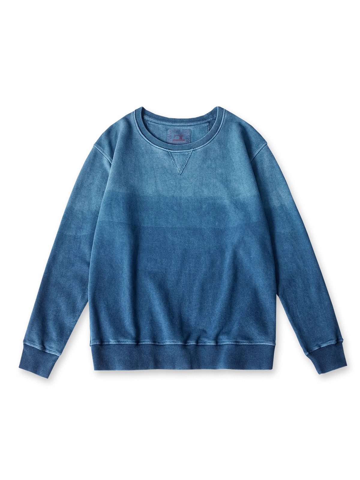 450gコーマコットン裏毛生地を使用し、手作業の植物藍染と酵素ウォッシュ加工で仕上げたグラデーションのヴィンテージ感あふれるルーズシルエットスウェット。