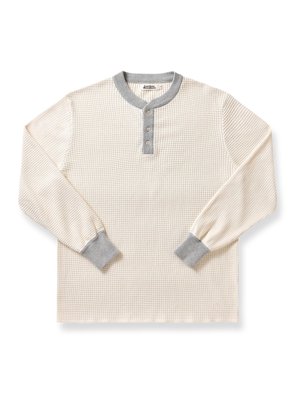 ヘンリーネック配色とワッフル編みが特徴の長袖Tシャツ