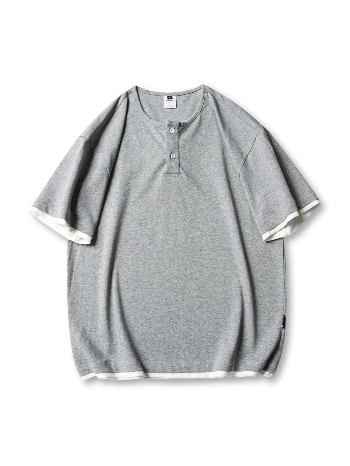 フェイクレイヤードデザインとヘンリーネックが特徴のグレー×ホワイトショートスリーブTシャツ