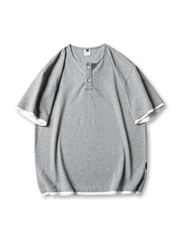 フェイクレイヤードデザインとヘンリーネックが特徴のグレー×ホワイトショートスリーブTシャツ