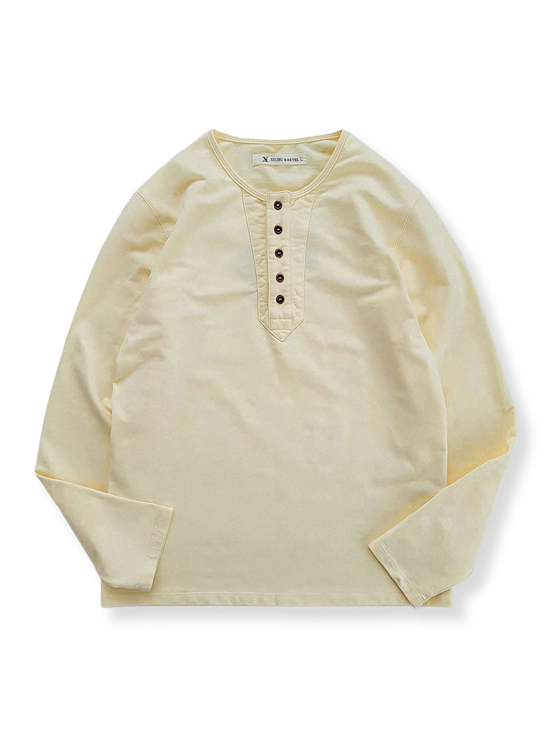ヘンリーネックとボタンディテールが特徴の米色の100%コットン長袖Tシャツの全体像。