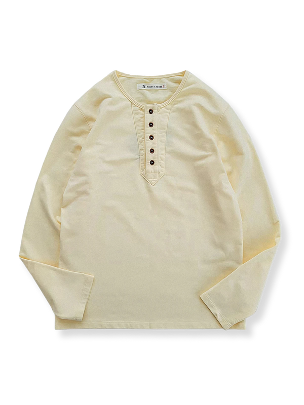 ヘンリーネックとボタンディテールが特徴の米色の100%コットン長袖Tシャツの全体像。
