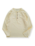 ヘンリーネックとボタンディテールが特徴の米色の100%コットン長袖Tシャツの全体像。