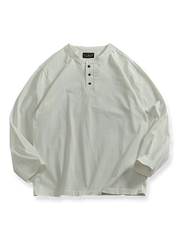 ウォッシュ加工と金属ボタンがアクセントのヘンリーネック長袖Tシャツ