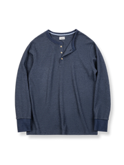 ワッフル織りとナット形状袖口が特徴のヘンリーネックTシャツ