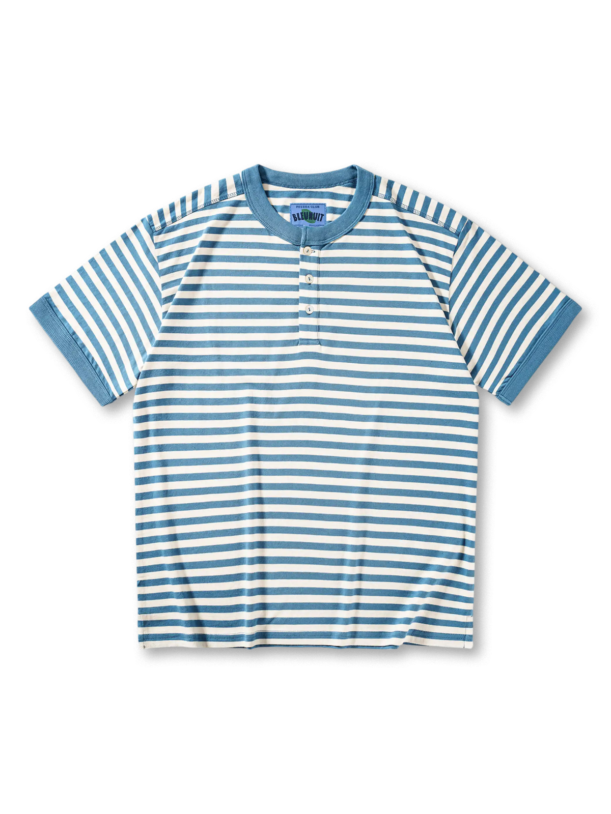 ヘンリーネックと細幅ストライプが映えるクラシックなTシャツ