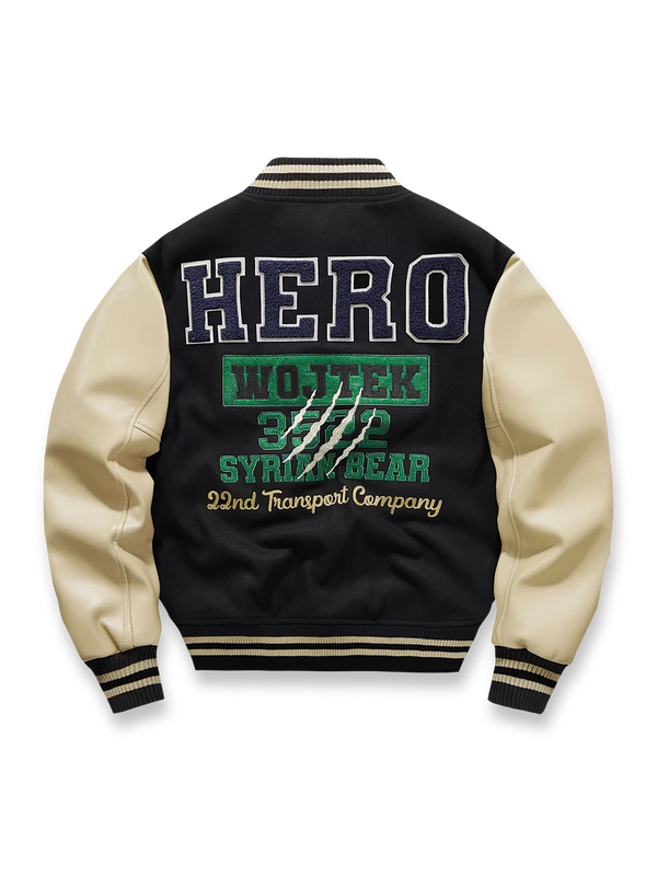 Wojtek兵士の「HERO」「SYRIAN BEAR」刺繍が印象的な空軍ベースボールジャケット。