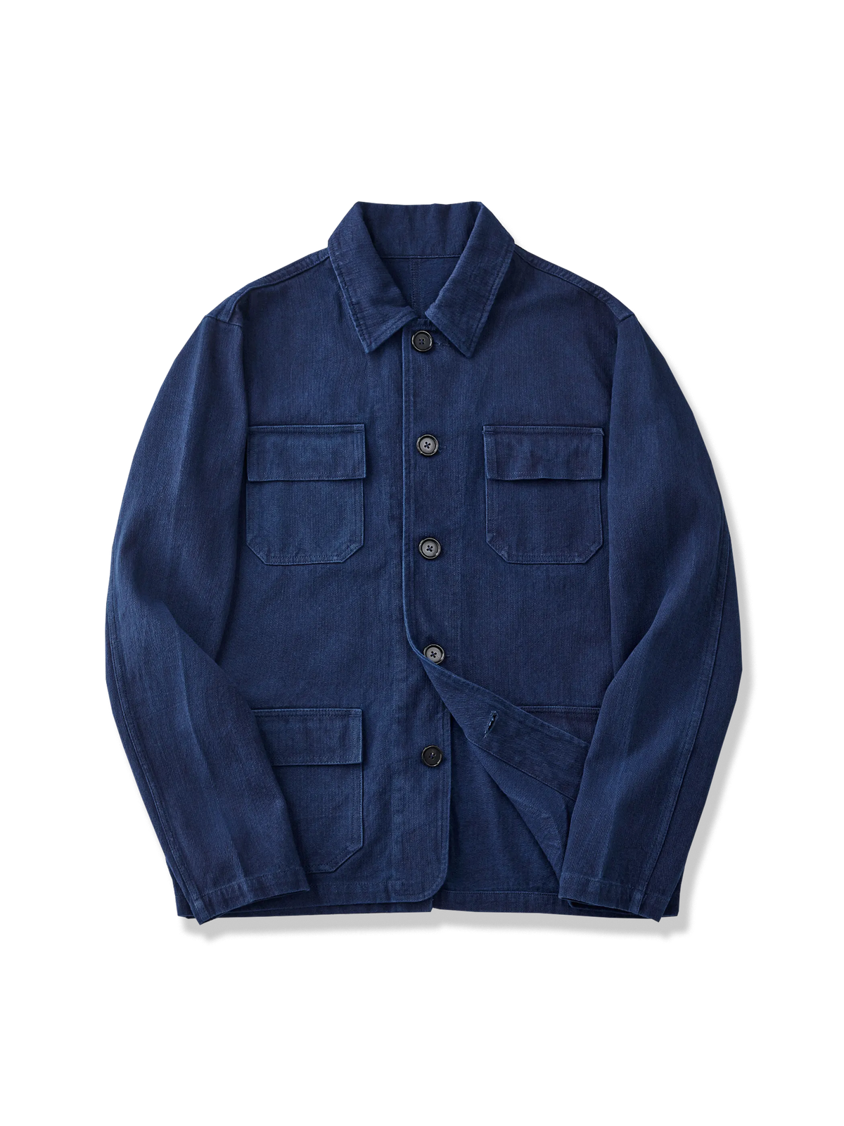 310g高密度ヘリンボーンコットン生地を使用し、植物藍染と酵素ウォッシュ加工で仕上げたヴィンテージ感あふれるフレンチワークジャケット。ルーズフィットで多様なスタイルに対応。