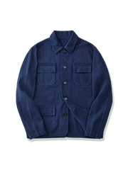 310g高密度ヘリンボーンコットン生地を使用し、植物藍染と酵素ウォッシュ加工で仕上げたヴィンテージ感あふれるフレンチワークジャケット。ルーズフィットで多様なスタイルに対応。