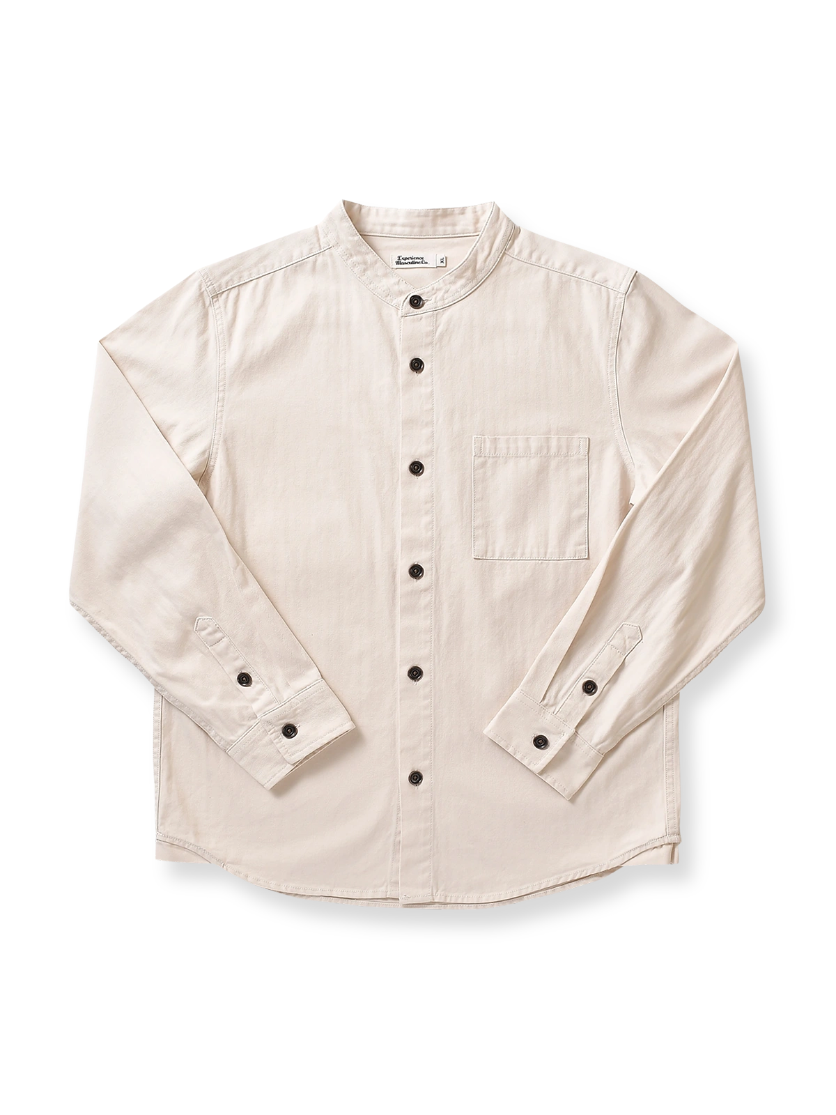 ヘリンボーン柄とスタンドカラーが特徴のコットンビジネスシャツ。