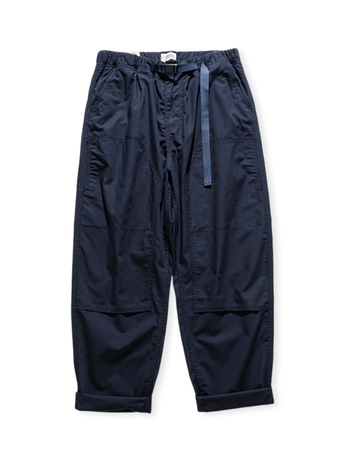 耐久性のあるコットンヘリンボーン生地のストレートフォレストパンツ。ゴムとドローコード付きウエスト、多ポケットが特徴。