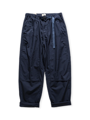 耐久性のあるコットンヘリンボーン生地のストレートフォレストパンツ。ゴムとドローコード付きウエスト、多ポケットが特徴。