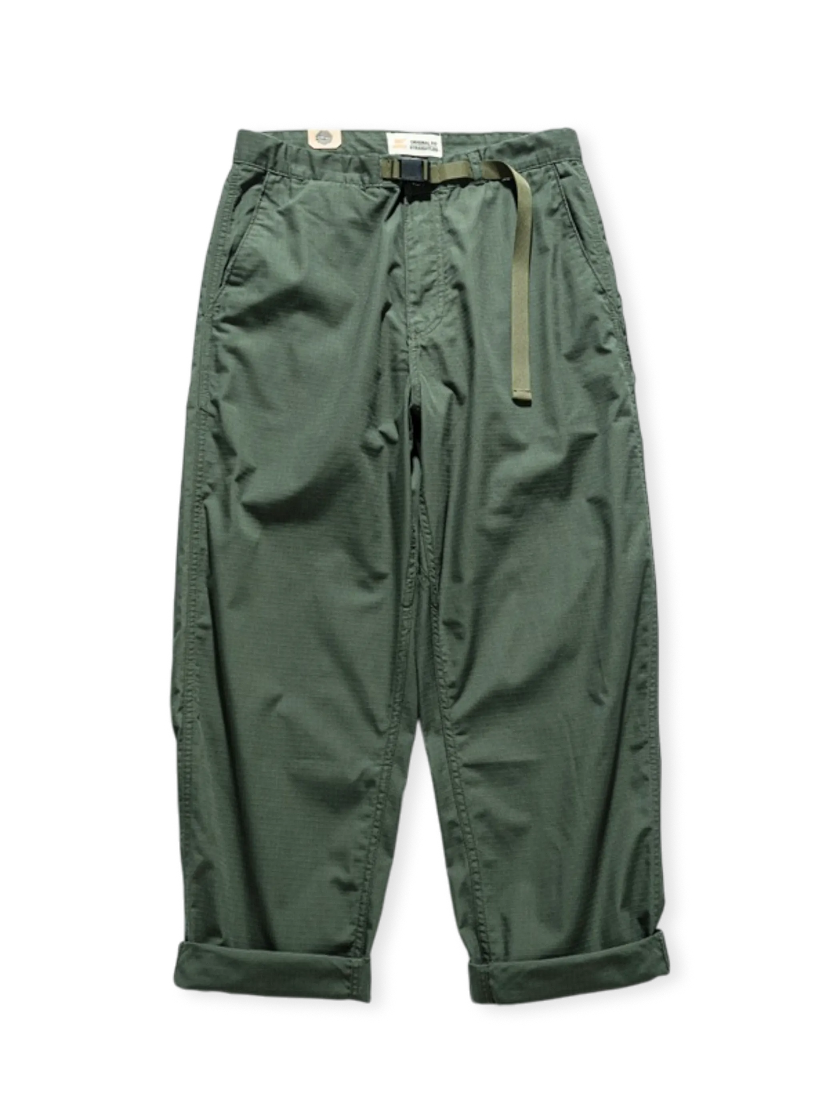 高密度コットンヘリンボーン生地のワイドパンツ。立体ダブルタックと多機能ポケット、調節可能なウエストが特徴。