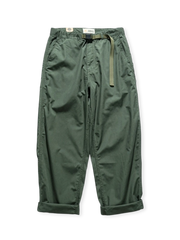 高密度コットンヘリンボーン生地のワイドパンツ。立体ダブルタックと多機能ポケット、調節可能なウエストが特徴。