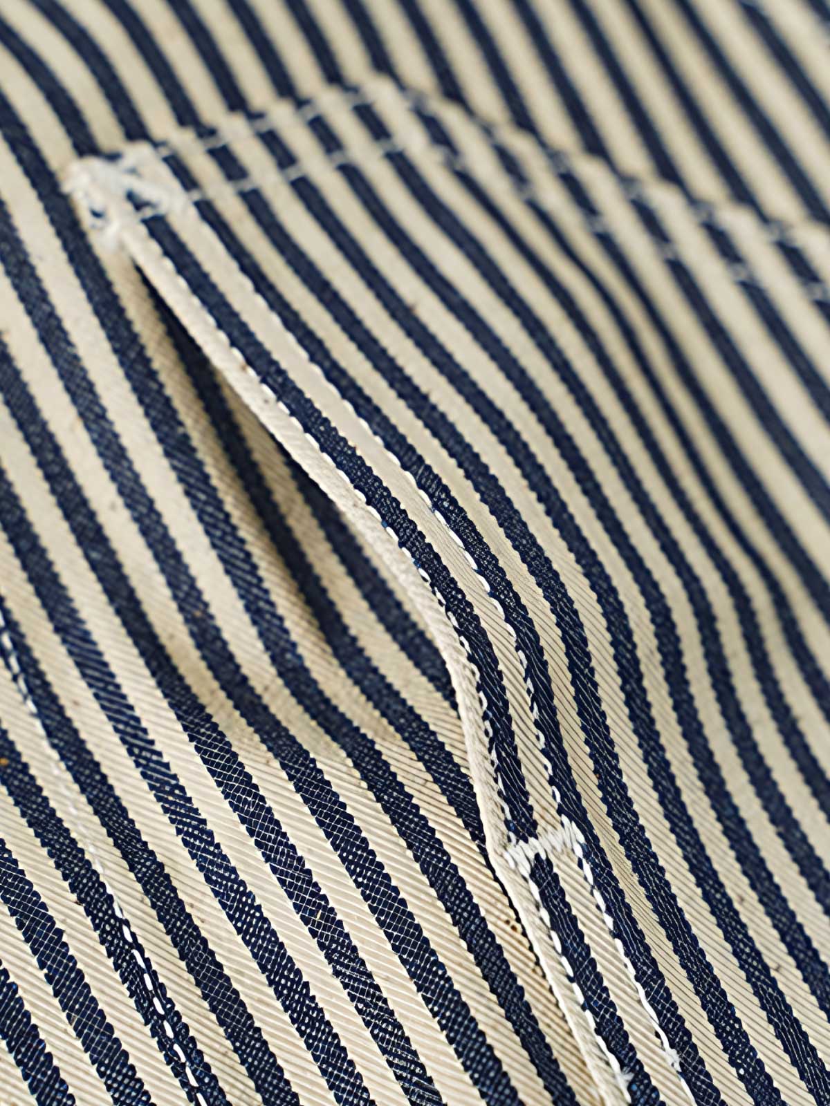 製品画像: HICKORY鉄道ストライプワークベスト 復刻バージョンの正面図。クラシックデザイン、ブルーとホワイトの縦ストライプが特徴。
詳細画像: ベストのポケットとストライプ生地のディテール。堅牢で耐摩耗性に優れたHICKORYストライプ生地を使用。