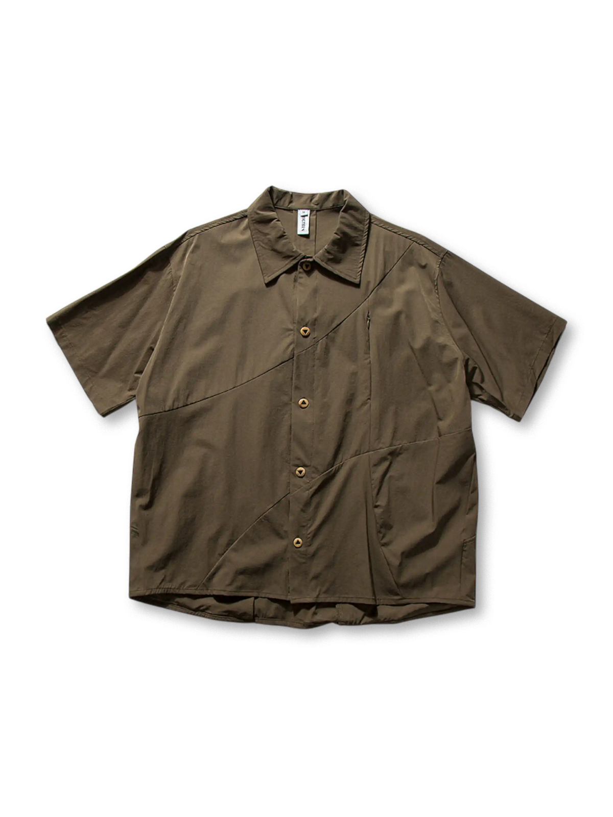 切り替えデザインと隠しジップポケットが特徴のコットン半袖シャツ。快適で多用途に活躍。