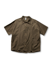 切り替えデザインと隠しジップポケットが特徴のコットン半袖シャツ。快適で多用途に活躍。