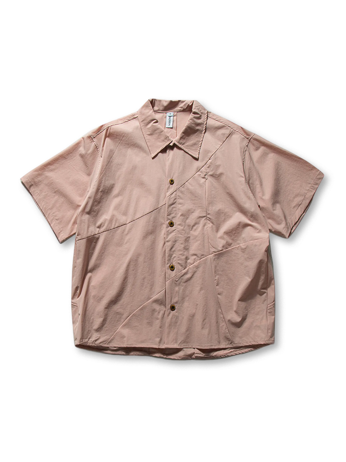 隠しジップポケットと切替えデザインが特徴のミリタリー風半袖シャツ