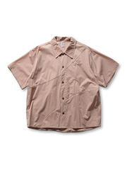 隠しジップポケットと切替えデザインが特徴のミリタリー風半袖シャツ