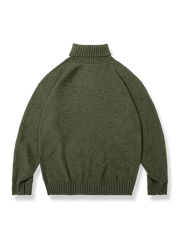 ミリタリーグリーンの高襟ウール混紡セーター