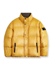 ハイカラーとイエローが印象的なホワイトダックダウンジャケット