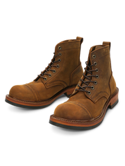 ハイカットデザインとトップレイヤー牛革、ラバーソールを備えたワークブーツ。