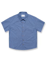 高密度チェック柄のオーバーサイズ半袖シャツ。