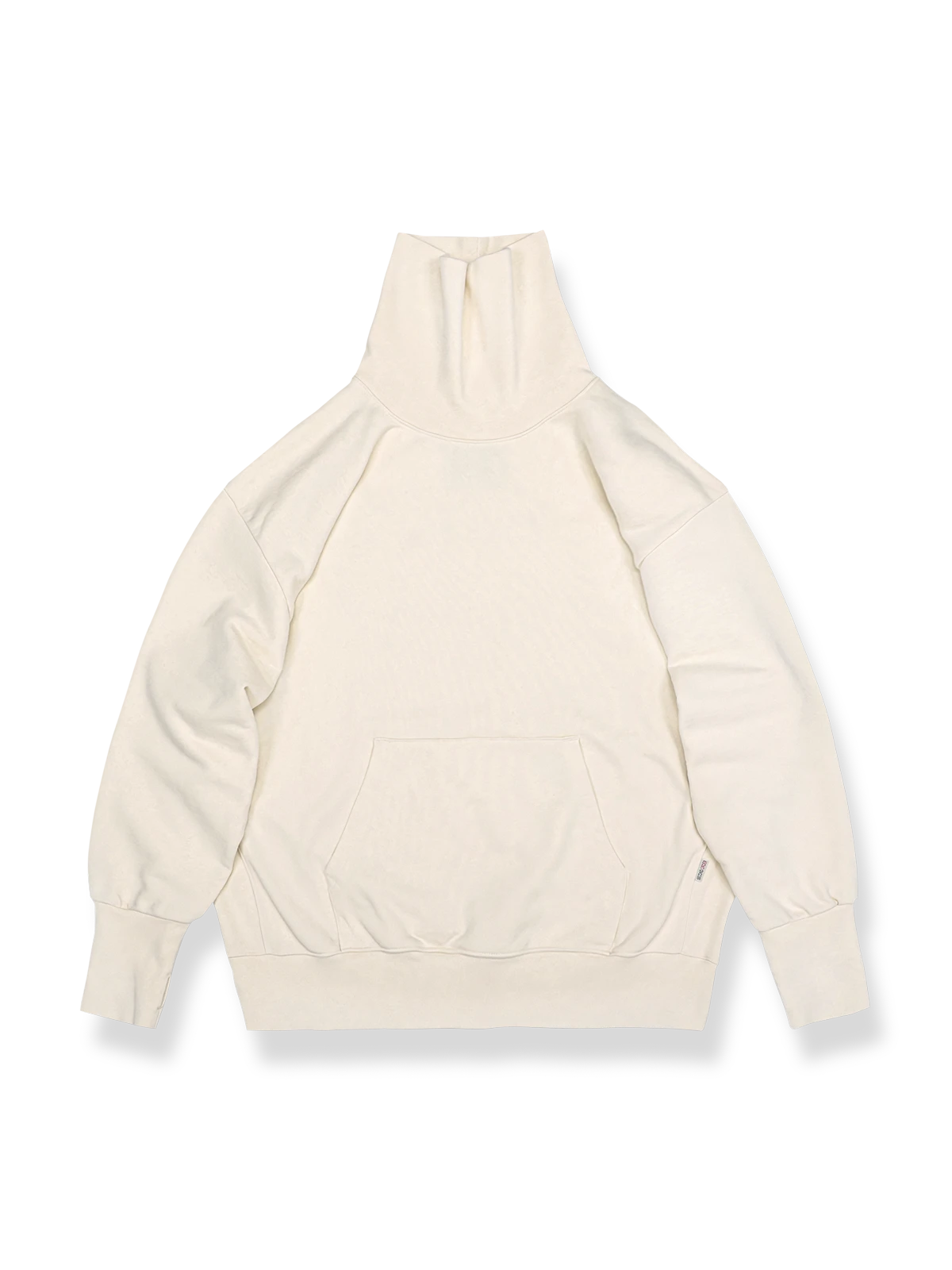 ハイネックとオーバーサイズシルエットで保温性と快適さを両立したスウェット