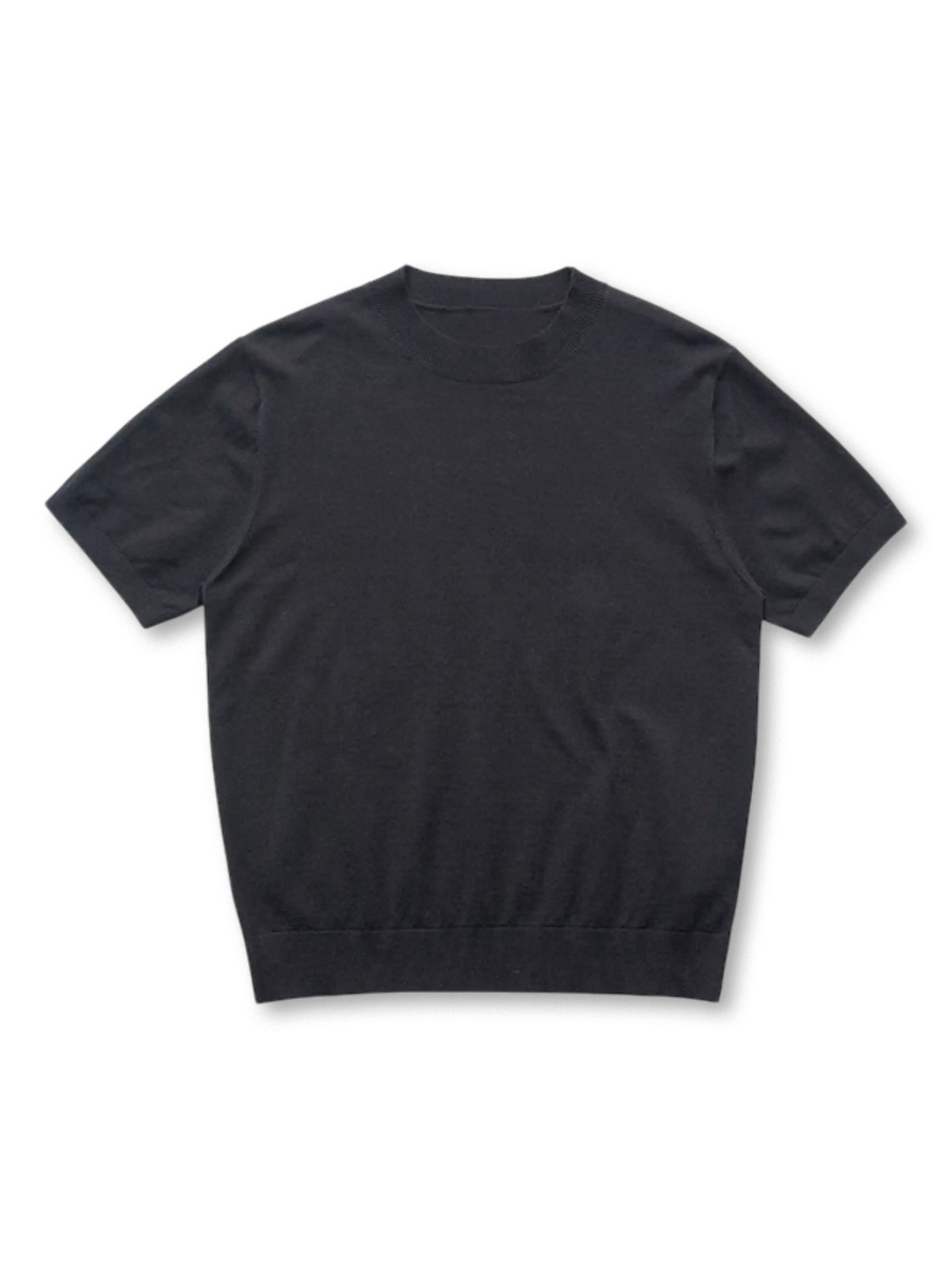 リブ仕上げのハイネックが際立つショートスリーブニットTシャツ