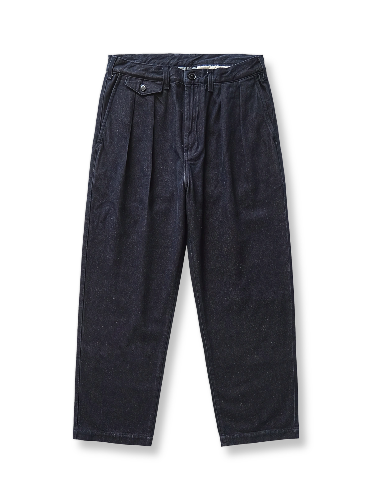 自社製活性染色デニム素材のハイウエストデニムカジュアルパンツ。