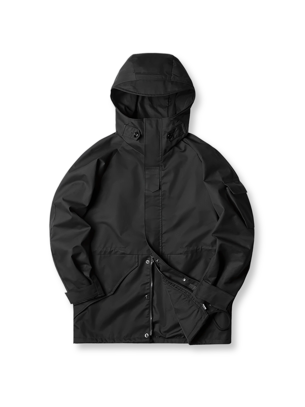 フード付きで多機能ポケットを備えたナイロンコート。