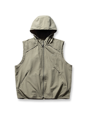 フード付きの高機能アウトドアベストで、天候に左右されない快適な着用感を実現