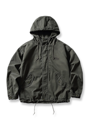 防風耐久ポリエステル素材のフード付きワークジャケット。二重前立てと調節ドローコード付き大容量ポケット。