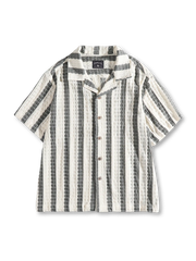 ホワイト×グレーのレース風透かし編みでホリゾンタルストライプを表現したルーズフィットシャツ。春夏のリゾートやデイリーに最適。