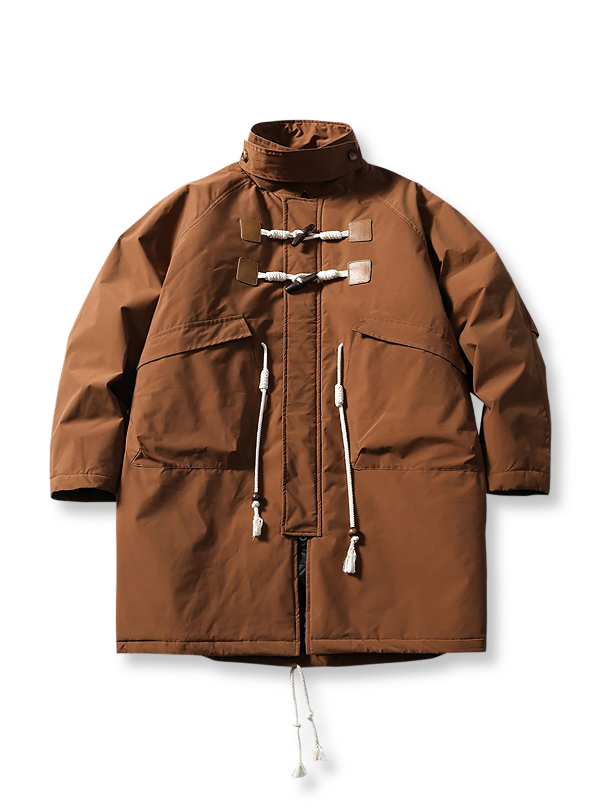 牛角ボタン付きのロング丈中綿コート。