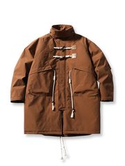 牛角ボタン付きのロング丈中綿コート。