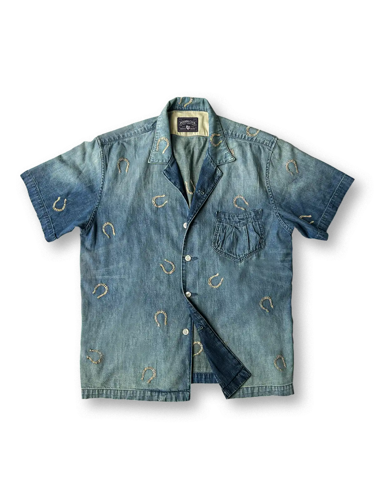 19世紀のウェスタンワークウェアを思わせる馬蹄刺繍を配した6.8ozデニムのキューバシャツ。