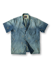 19世紀のウェスタンワークウェアを思わせる馬蹄刺繍を配した6.8ozデニムのキューバシャツ。